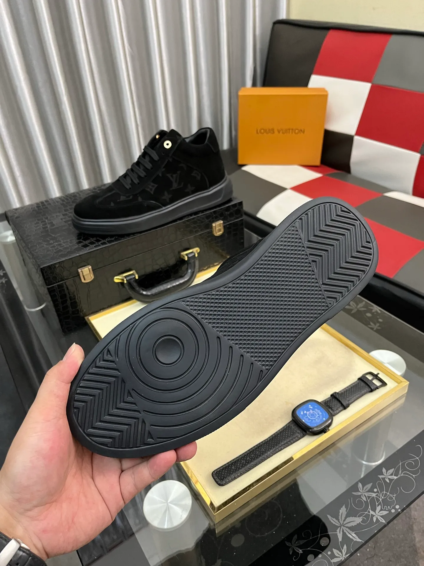 Ex-factory price: 420⌚️⌚️《Louis vuitton/LV Louis Vuitton》original quality.~ Unique modern style sneakers. 🏃A must-have casual shoe for trendy men😍😍 Original brand imported from Italy, imported original leather, cowhide lining (refuses to discolor and grind feet) sole: original sole provided by the original factory, French lazy style design ⚠️Fit to the feet, original quality, super comfortable original sole. Code number: 38-443️⃣Colors available